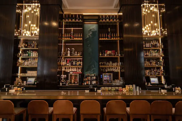 bars in Dallas, nightlife in Dallas, best bars, cocktail lounges, sports bars, craft beer, wine bars, cocktail bars, Dallas bars, bar scene, vibrant nightlife, drink enthusiasts, handcrafted libations